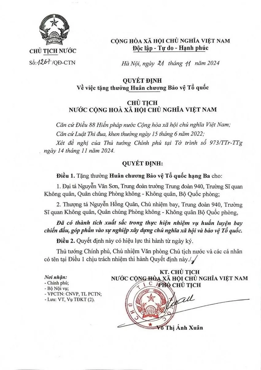 undefined Chủ tịch nước tặng Huân chương Bảo vệ Tổ quốc cho 2 phi công vụ tai nạn máy bay ở Bình Định