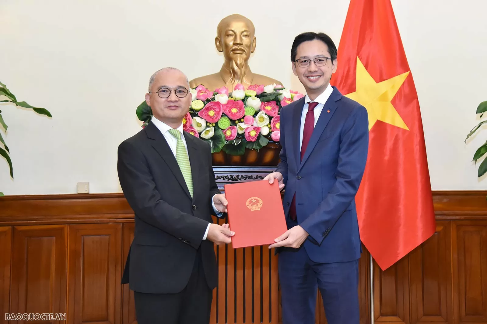 Tại buổi lễ, Thứ trưởng Ngoại giao Đỗ Hùng Việt trao quyết định điều động ông Trịnh Minh Mạnh, Phó Vụ trưởng, Vụ ASEAN làm Quyền Viện trưởng, Viện Nghiên cứu chiến lược ngoại giao, Học viện Ngoại giao. Tại buổi lễ, Thứ trưởng Ngoại giao Đỗ Hùng Việt trao quyết định điều động ông Trịnh Minh Mạnh, Phó Vụ trưởng, Vụ ASEAN làm Quyền Viện trưởng, Viện Nghiên cứu chiến lược ngoại giao, Học viện Ngoại giao.