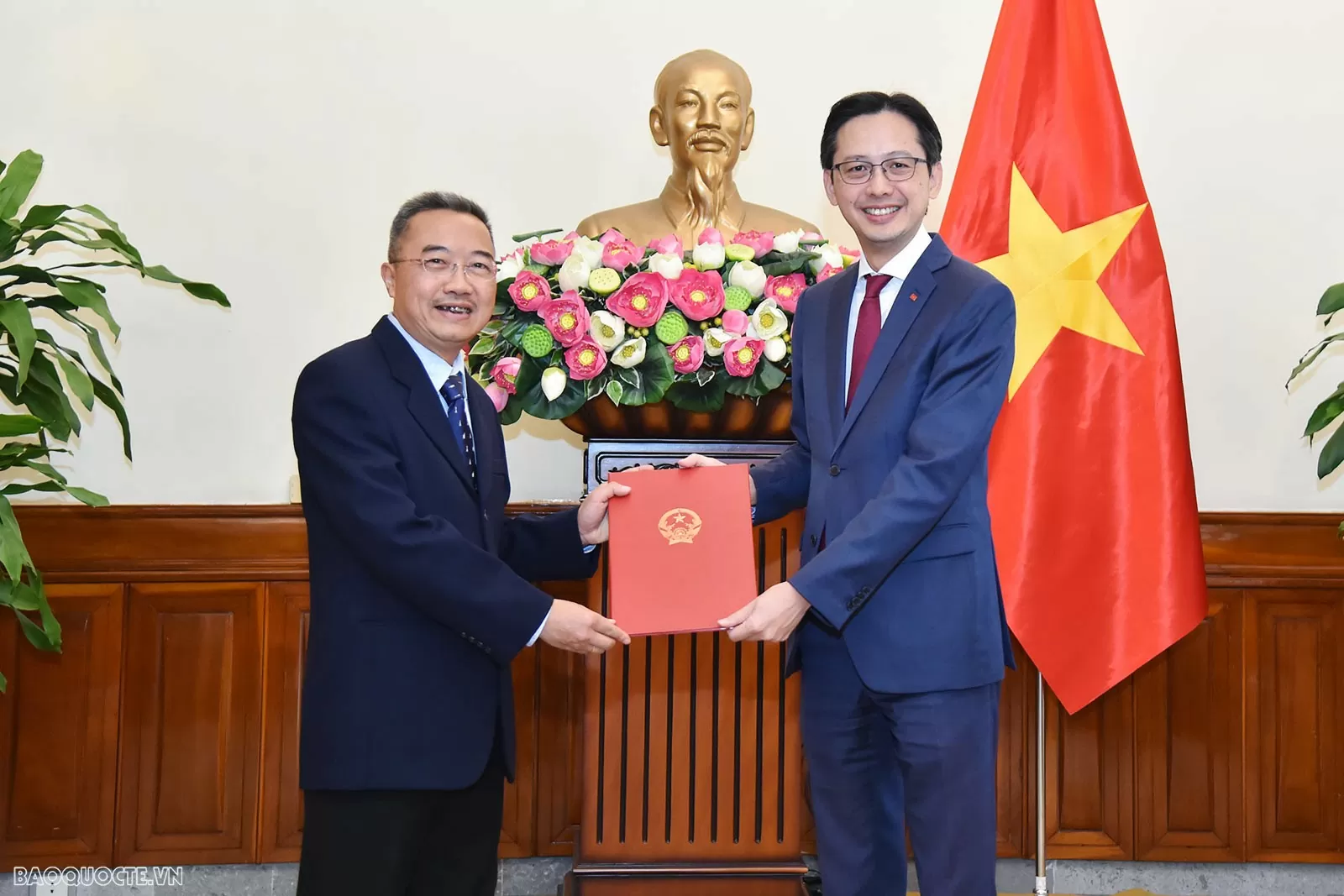 Thứ trưởng Ngoại giao Đỗ Hùng Việt trao quyết định tiếp nhận và điều động ông Nguyễn Văn Tiến, nguyên Lãnh sự, Tổng Lãnh sự quán Việt Nam tại Hong Kong, Trung Quốc kết thúc nhiệm kỳ về nước, giữ chức Phó Cục trưởng, Cục Cơ yếu-Công nghệ thông tin. Thứ trưởng Ngoại giao Đỗ Hùng Việt trao quyết định tiếp nhận và điều động ông Nguyễn Văn Tiến, nguyên Lãnh sự, Tổng Lãnh sự quán Việt Nam tại Hong Kong, Trung Quốc kết thúc nhiệm kỳ về nước, giữ chức Phó Cục trưởng, Cục Cơ yếu-Công nghệ thông tin.