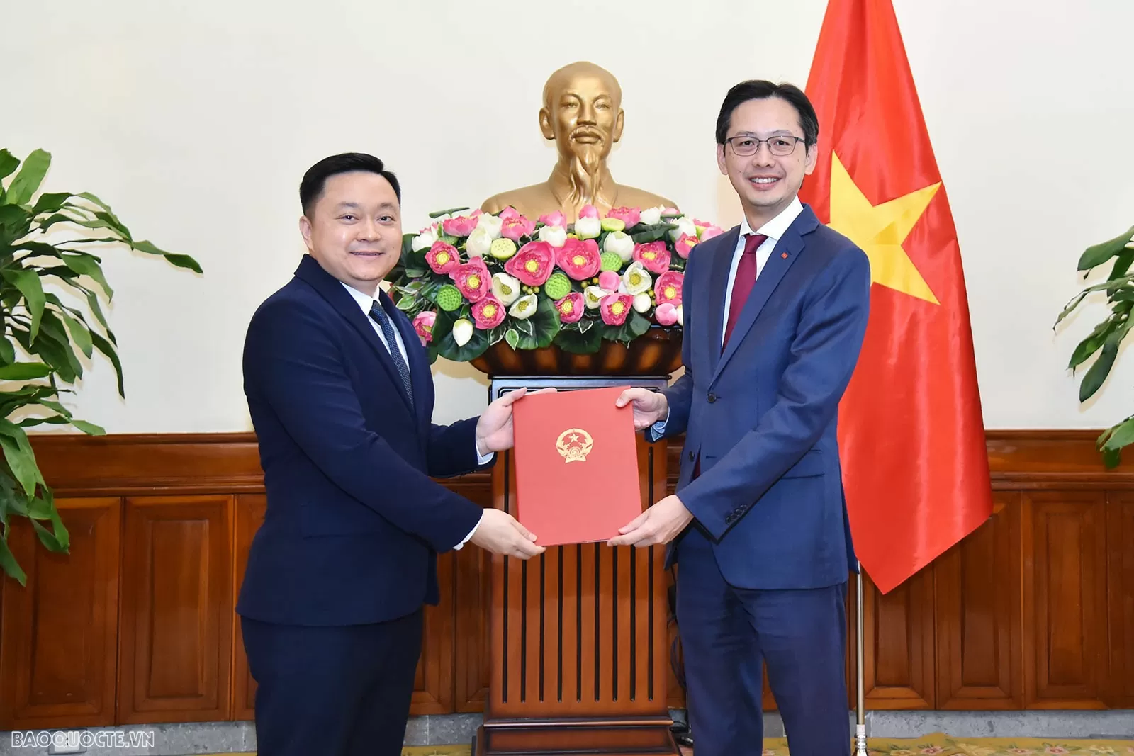 Thứ trưởng Ngoại giao Đỗ Hùng Việt trao quyết định bổ nhiệm ông Nguyễn Thành Duy, hoàn thành Tập sự Phó Vụ trưởng, Vụ Trung Đông châu Phi, giữ chức Phó Vụ trưởng, Vụ Trung Đông-châu Phi. Thứ trưởng Ngoại giao Đỗ Hùng Việt trao quyết định bổ nhiệm ông Nguyễn Thành Duy, hoàn thành Tập sự Phó Vụ trưởng, Vụ Trung Đông châu Phi, giữ chức Phó Vụ trưởng, Vụ Trung Đông-châu Phi.