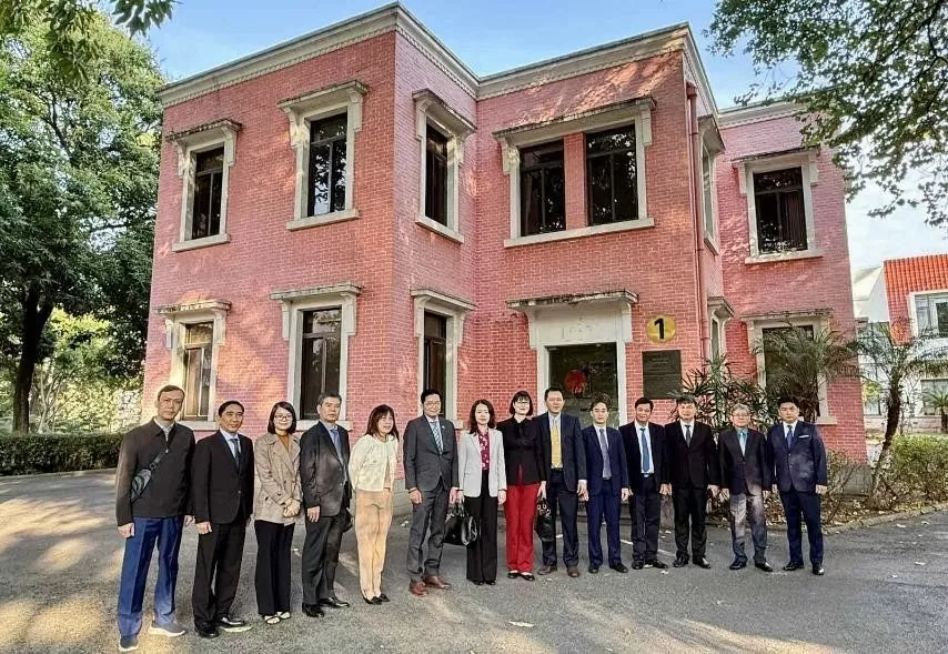 Đoàn thăm Thăm Nhà số 1, Khách sạn Liễu Châu, nơi Bác ở và hội đàm với Thủ tướng Chu Ân Lai (ngày 3-5/7/1954). Đoàn thăm Thăm Nhà số 1, Khách sạn Liễu Châu, nơi Bác ở và hội đàm với Thủ tướng Chu Ân Lai (ngày 3-5/7/1954).