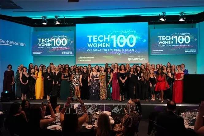 TS Nguyễn Thụy Bá Linh (áo dài vàng) cùng những người thắng giải TechWomen 100 2024. Ảnh: TTXVN phát TS Nguyễn Thụy Bá Linh (áo dài vàng) cùng những người thắng giải TechWomen 100 2024. Ảnh: TTXVN phát