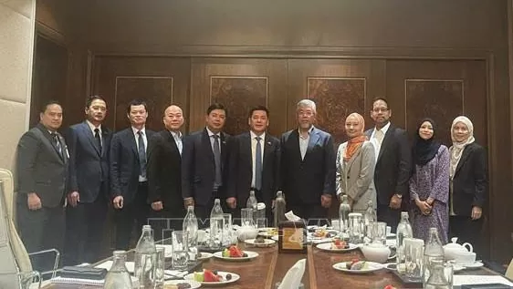 Bộ trưởng Bộ Công Thương Nguyễn Hồng Diên (Giữa) và thành viên đoàn làm việc chụp ảnh kỷ niệm với các đại diện của Công ty Năng lượng tái tạo TNB Renewables Sdn Bhd. Ảnh: Thành Trung – PV TTXVN tại Malaysia Bộ trưởng Bộ Công Thương Nguyễn Hồng Diên (Giữa) và thành viên đoàn làm việc chụp ảnh kỷ niệm với các đại diện của Công ty Năng lượng tái tạo TNB Renewables Sdn Bhd. Ảnh: Thành Trung – PV TTXVN tại Malaysia