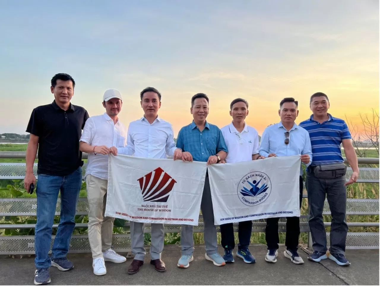 Các thành viên Ngôi nhà Trí tuệ và Tủ sách Nhân ái bên dòng Mekong tại thủ đô Vientaine, Lào; bên kia là nước bạn Thái Lan. Các thành viên Ngôi nhà Trí tuệ và Tủ sách Nhân ái bên dòng Mekong tại thủ đô Vientaine, Lào; bên kia là nước bạn Thái Lan.