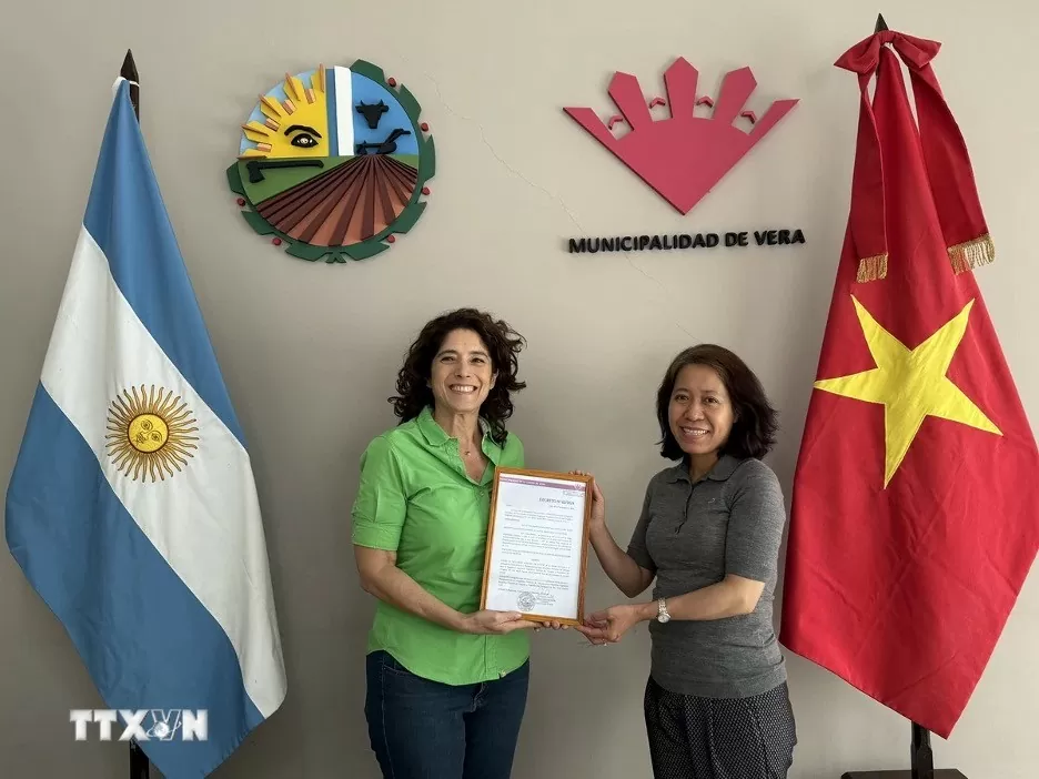 Đại sứ Ngô Minh Nguyệt và thị trưởng thành phố Vera, bà Paura Mitre, tỉnh Santa Fe. (Ảnh: Diệu Hương/TTXVN) Đại sứ Ngô Minh Nguyệt và thị trưởng thành phố Vera, bà Paura Mitre, tỉnh Santa Fe. (Ảnh: Diệu Hương/TTXVN)
