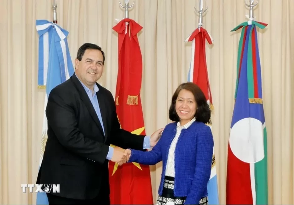 Đại sứ Ngô Minh Nguyệt làm việc với ông Amadeo Enrique Vallejos, Thị trưởng thành phố Reconquista. (Ảnh: Diệu Hương/TTXVN) Đại sứ Ngô Minh Nguyệt làm việc với ông Amadeo Enrique Vallejos, Thị trưởng thành phố Reconquista. (Ảnh: Diệu Hương/TTXVN)