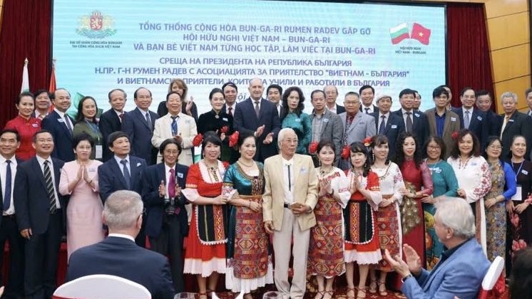 Tổng thống Rumen Radev xúc động gặp gỡ những người Việt từng sinh sống và học tập ở Bulgaria