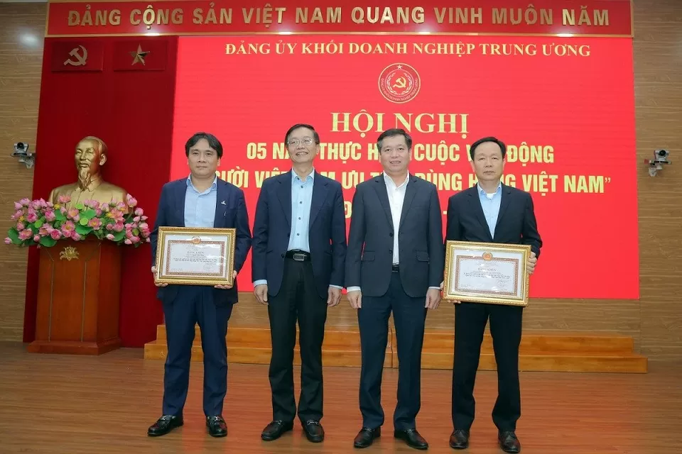 Đồng chí Nguyễn Long Hải và đồng chí Trần Quang Dũng chúc mừng tập thể Đảng bộ Vietsovpetro và cá nhân đồng chí Nguyễn Xuân Cường được tuyên dương trong thực hiện Cuộc vận động Người Việt Nam ưu tiên dùng hàng Việt Nam. (Nguồn: PVN) Đồng chí Nguyễn Long Hải và đồng chí Trần Quang Dũng chúc mừng tập thể Đảng bộ Vietsovpetro và cá nhân đồng chí Nguyễn Xuân Cường được tuyên dương trong thực hiện Cuộc vận động Người Việt Nam ưu tiên dùng hàng Việt Nam. (Nguồn: PVN)