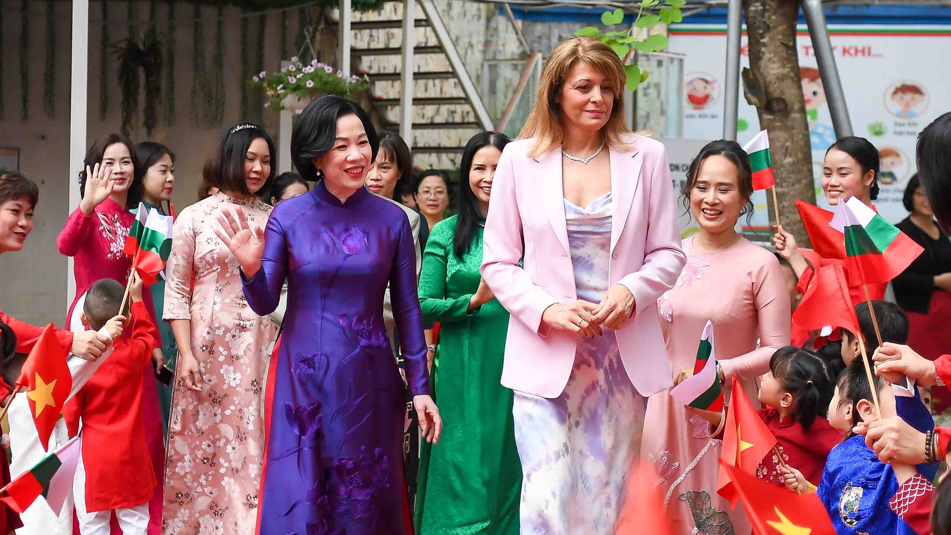 Phu nhân Chủ tịch nước Lương Cường và Phu nhân Tổng thống Bulgaria thăm Trường mầm non Việt-Bun