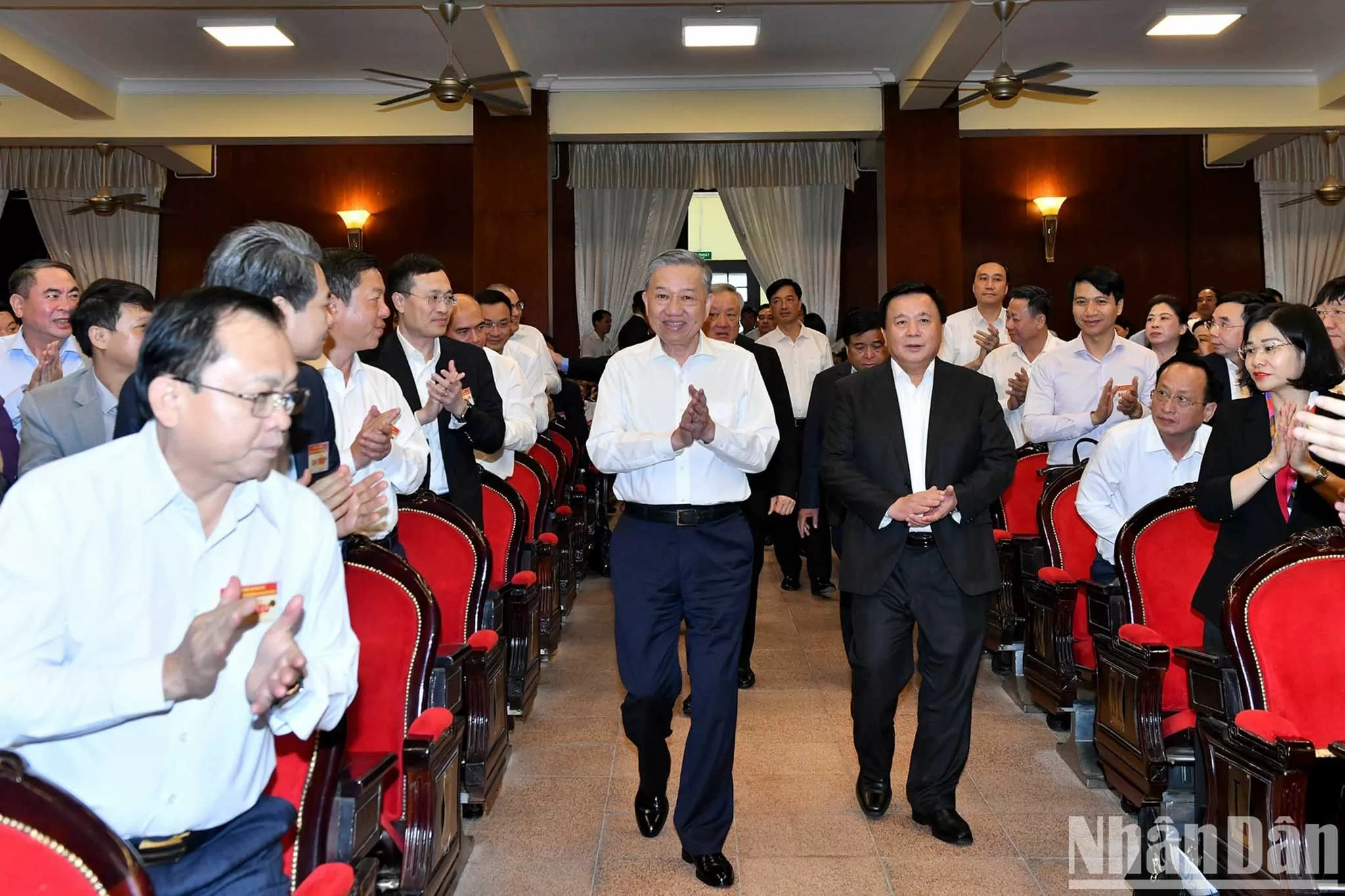 Tổng Bí thư Tô Lâm trao đổi chuyên đề ‘Kỷ nguyên phát triển mới, kỷ nguyên vươn mình của dân tộc Việt Nam’ Tổng Bí thư Tô Lâm trao đổi chuyên đề ‘Kỷ nguyên phát triển mới, kỷ nguyên vươn mình của dân tộc Việt Nam’