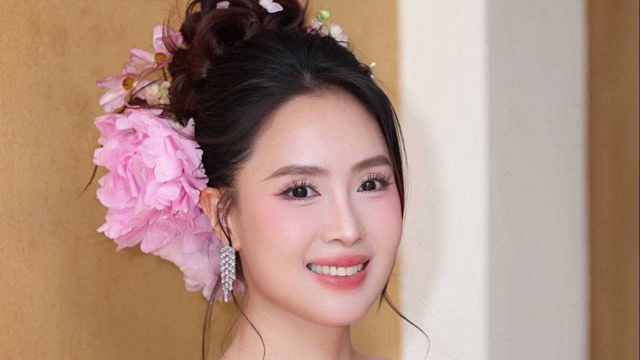 Diễn viên Hồng Diễm đẹp rạng ngời