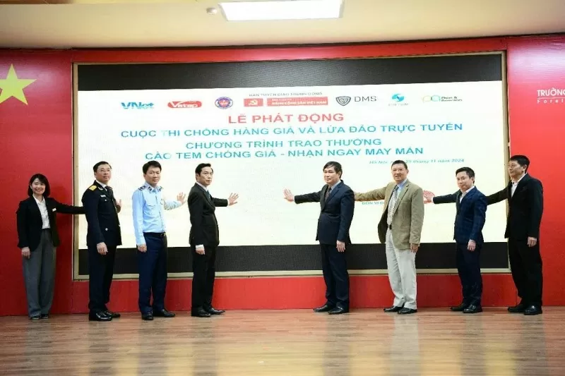 Các đại biểu nhấn nút phát động cuộc thi Phát động Cuộc thi ‘Chống hàng giả và lừa đảo trực tuyến’