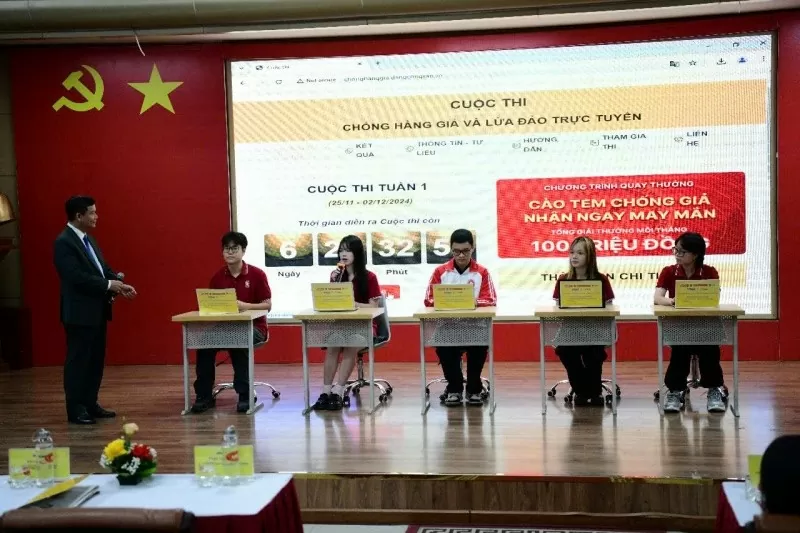 Sinh viên Trường ĐH Ngoại Thương thực hiện thi trắc nghiệm tại lễ phát động cuộc thi. (Nguồn: Công an nhân dân)) Sinh viên Trường ĐH Ngoại Thương thực hiện thi trắc nghiệm tại lễ phát động cuộc thi. (Nguồn: Công an nhân dân))