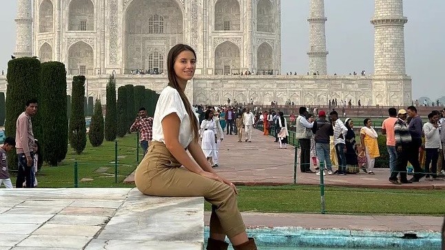 Cô gái xác lập kỷ lục lần đầu tiên đi vòng quanh thế giới bằng xe điện