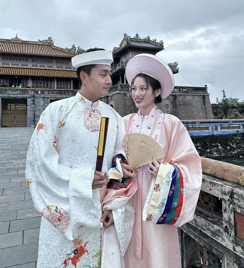 Hồ Tuấn Tài và vợ sắp cưới Phương Uyên thực hiện concept ảnh cưới mang phong cách hoài cổ tại Hoàng thành Huế. Chân sút gốc Nghệ An diện áo ngũ thân, cô dâu Phương Uyên duyên dáng trong bộ Nhật Bình truyền thống. Hồ Tuấn Tài và vợ sắp cưới Phương Uyên thực hiện concept ảnh cưới mang phong cách hoài cổ tại Hoàng thành Huế. Chân sút gốc Nghệ An diện áo ngũ thân, cô dâu Phương Uyên duyên dáng trong bộ Nhật Bình truyền thống.