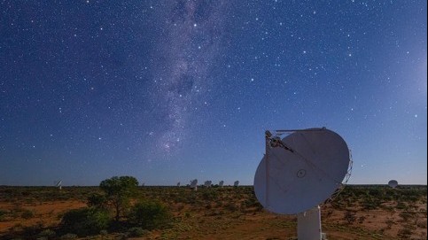 Trung Quốc xây lắp kính viễn vọng vô tuyến 'khủng' nhất thế giới