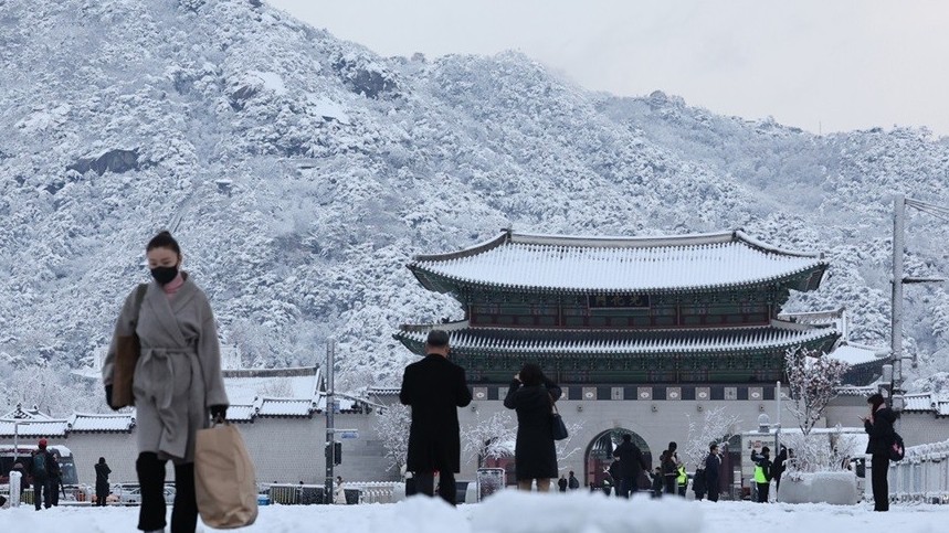 Bão tuyết lớn nhất 52 năm, Hàn Quốc huy động toàn lực lượng ngăn ngừa tai nạn giao thông và sự cố liên quan đến tuyết
