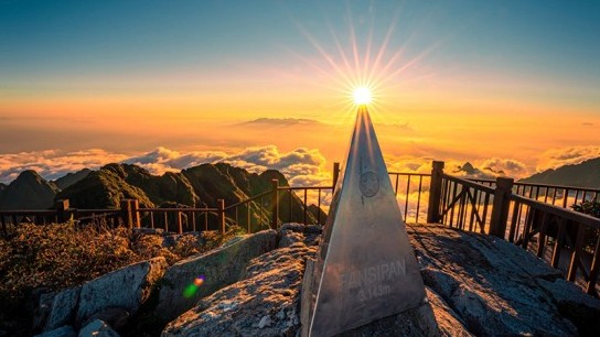 Đỉnh Fansipan thắng giải Điểm du lịch có thắng cảnh thiên nhiên hàng đầu thế giới 2024