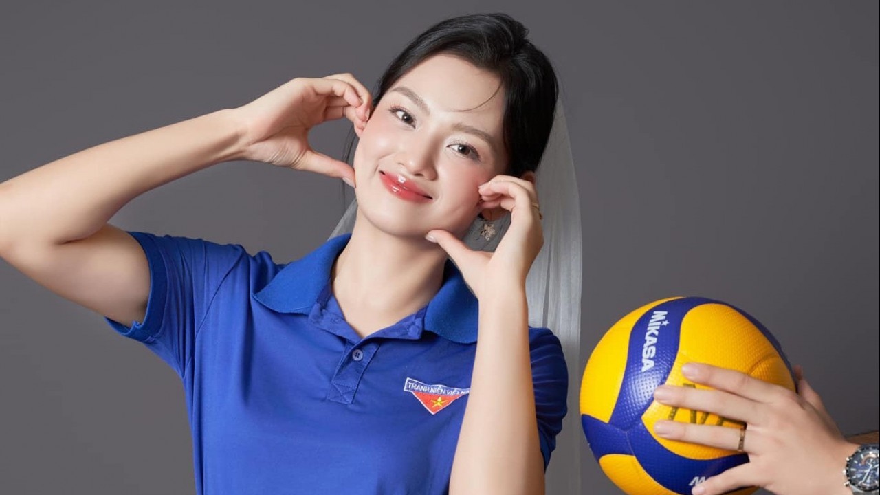 Hoa khôi bóng chuyền Nguyễn Thu Hoài rạng rỡ trong bộ ảnh cưới phong cách Đoàn viên thanh niên