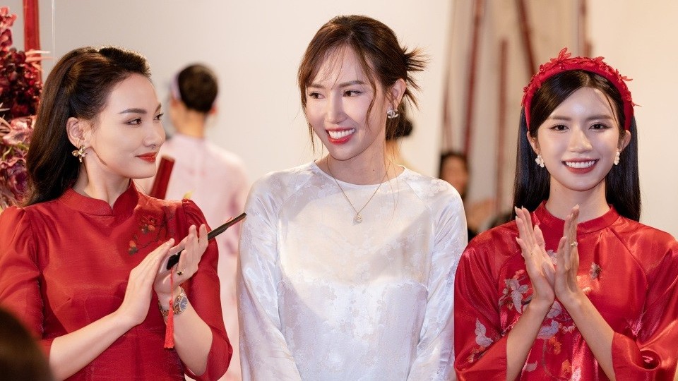 Diễn viên Bảo Thanh, Ngọc Huyền trình diễn bộ sưu tập áo dài tôn vinh giá trị Việt