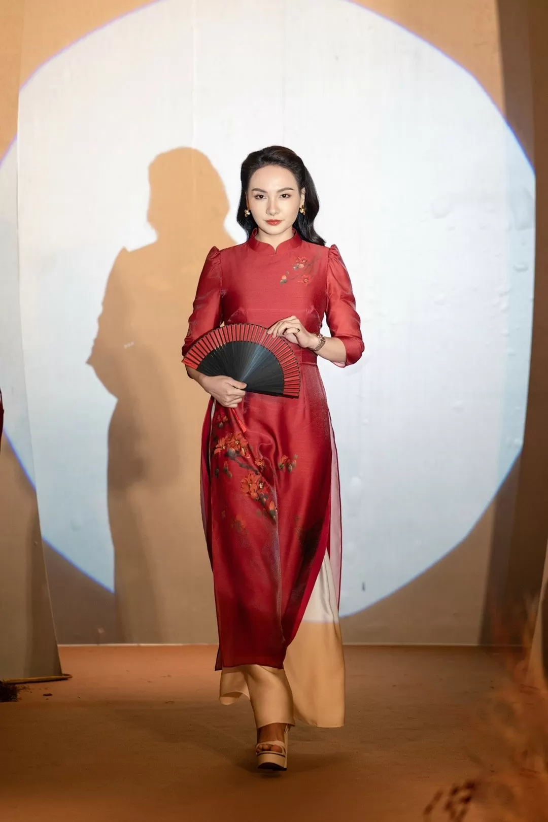 Bảo Thanh đảm nhận vị trí kết màn. Cô xuất hiện uyển chuyển cùng tà áo Họa Miên. Những bông hoa gạo được họa trên áo dài tựa như lời hẹn ước cho nguồn năng lượng mới, sự sung túc, hạnh phúc trong cuộc sống. Bảo Thanh cho biết, mỗi khi mặc bộ áo dài, cô đều cảm thấy rất tự hào. Bảo Thanh đảm nhận vị trí kết màn. Cô xuất hiện uyển chuyển cùng tà áo Họa Miên. Những bông hoa gạo được họa trên áo dài tựa như lời hẹn ước cho nguồn năng lượng mới, sự sung túc, hạnh phúc trong cuộc sống. Bảo Thanh cho biết, mỗi khi mặc bộ áo dài, cô đều cảm thấy rất tự hào.