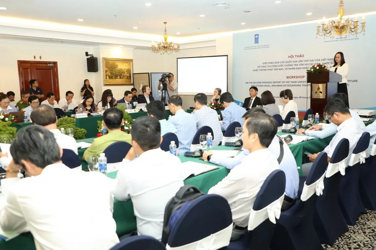 Làm rõ hơn các vấn đề liên quan và thực tiễn thực thi Công ước chống tra tấn Làm rõ hơn các vấn đề liên quan và thực tiễn thực thi Công ước chống tra tấn