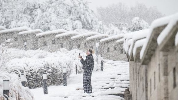 Hàn Quốc: Hình ảnh tuyết rơi dày nhất hơn 50 năm phủ trắng thủ đô Seoul và các vùng lân cận