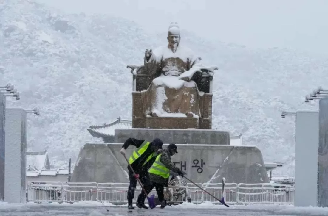 Hình ảnh tuyết rơi dày nhất hơn 50 năm phủ trắng Seoul, Hàn Quốc Hình ảnh tuyết rơi dày nhất hơn 50 năm phủ trắng Seoul, Hàn Quốc