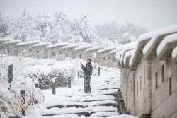 Hàn Quốc: Hình ảnh tuyết rơi dày nhất hơn 50 năm phủ trắng thủ đô Seoul và các vùng lân cận