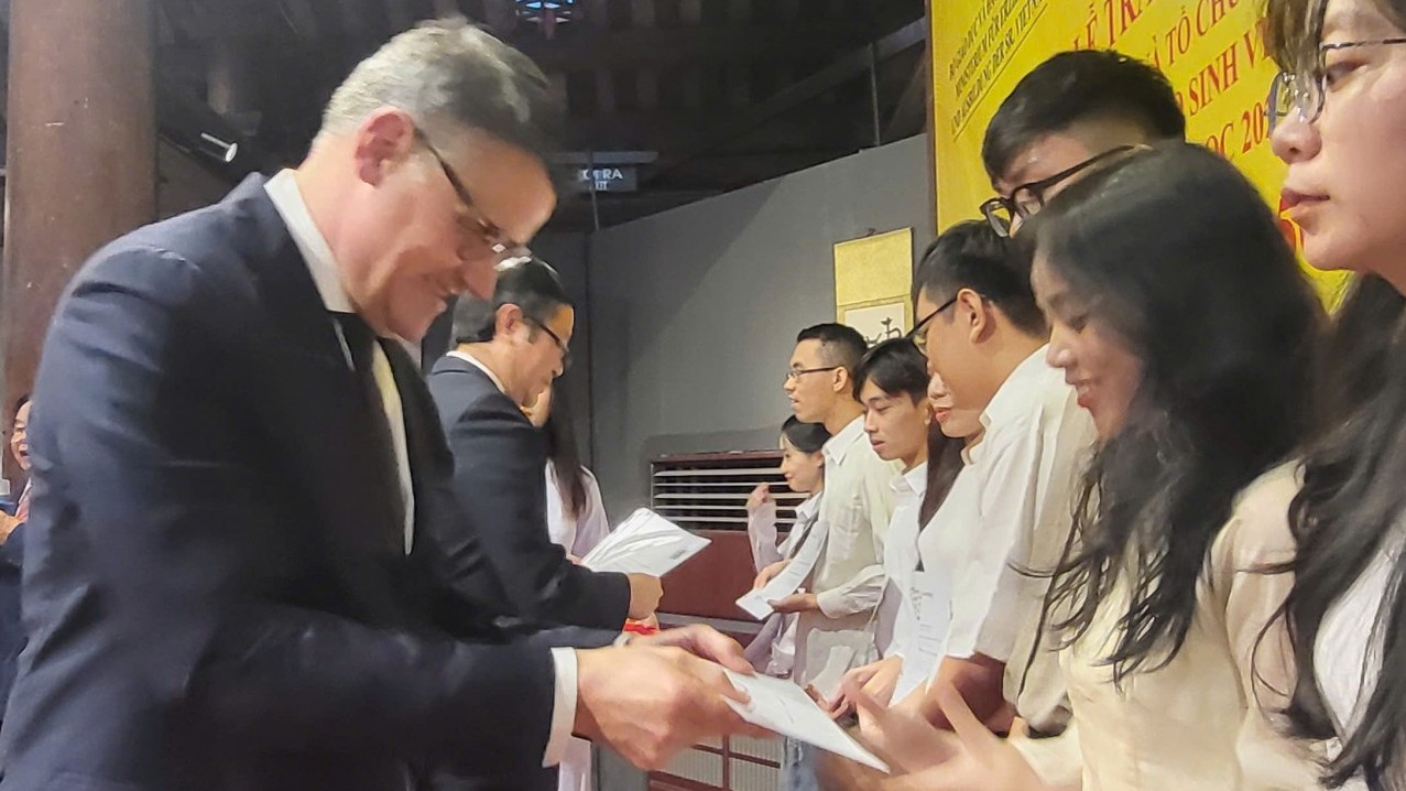 Trao học bổng Đức năm học 2024-2025 cho sinh viên nghèo vượt khó, có thành tích học tập tốt