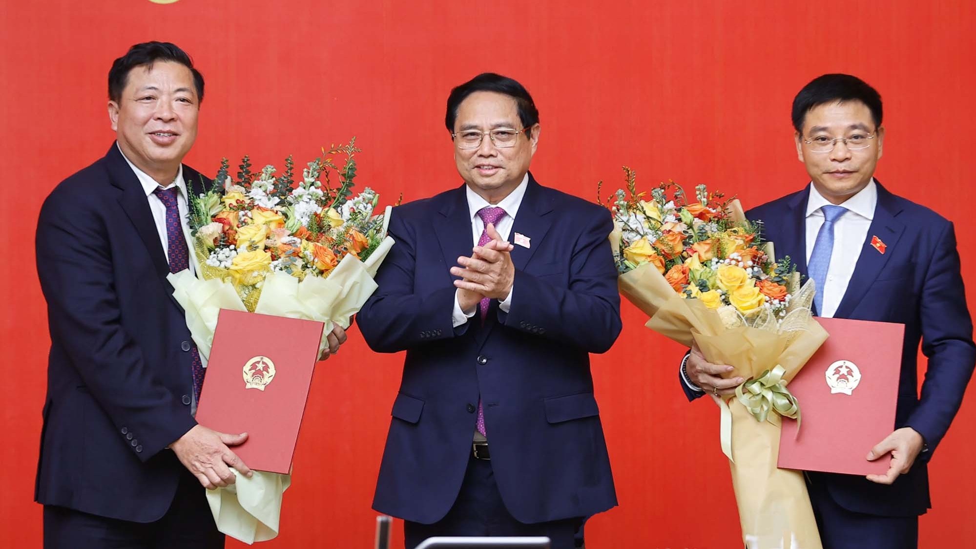 Thủ tướng Phạm Minh Chính trao quyết định bổ nhiệm và giao nhiệm vụ cho 2 tân Bộ trưởng
