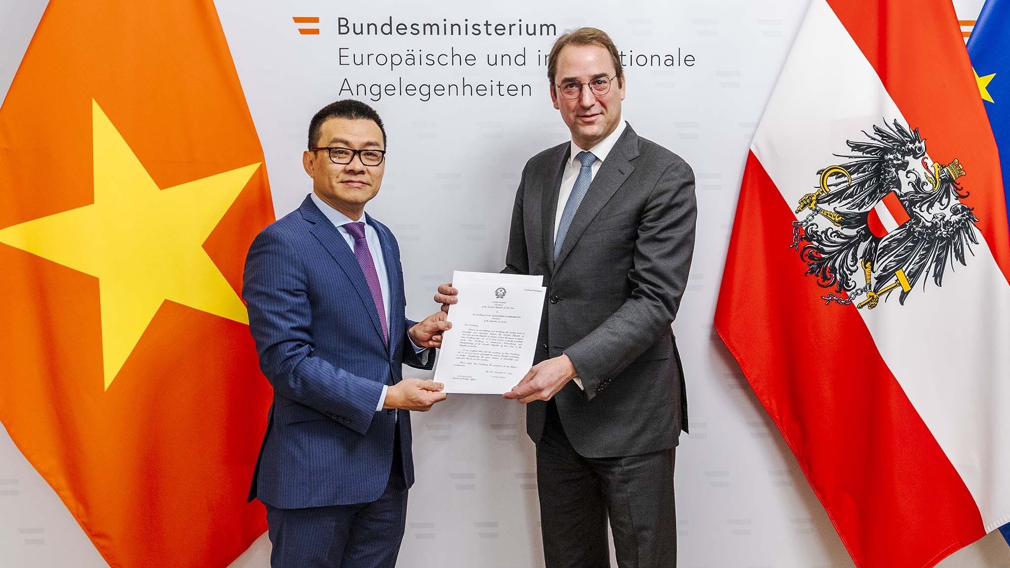 Đại sứ Vũ Lê Thái Hoàng trình bản sao Thư ủy nhiệm tới Thứ trưởng Bộ Ngoại giao Áo