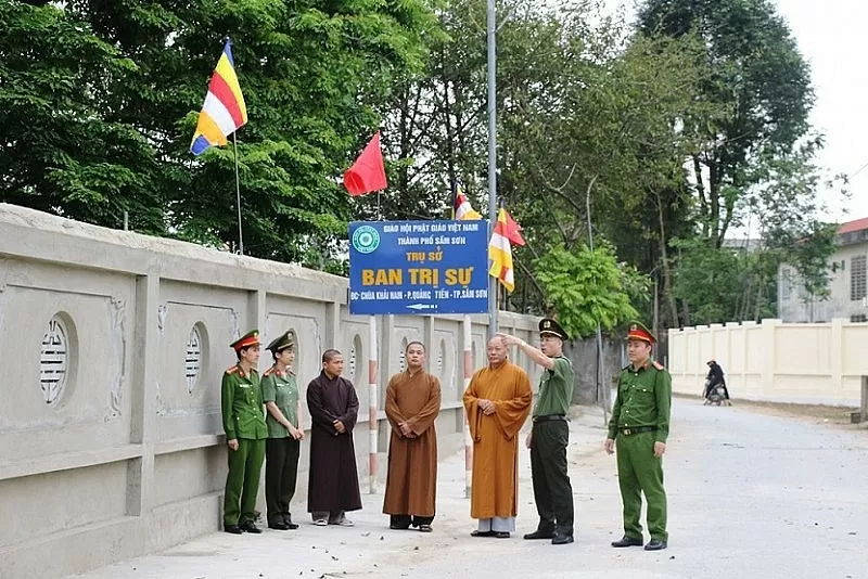 Sức mạnh toàn dân trong bảo vệ an ninh tổ quốc vùng đồng bào tôn giáo Sức mạnh toàn dân trong bảo vệ an ninh tổ quốc vùng đồng bào tôn giáo