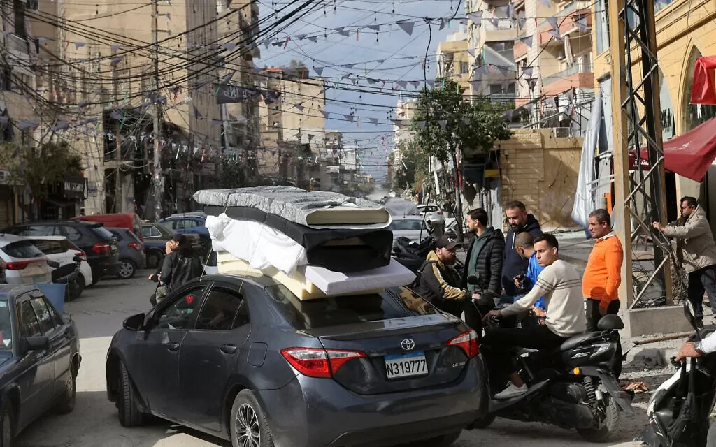 Người dân vận chuyển đồ đạc của họ trên nóc xe khi họ trở về thành phố Tyre, miền nam Lebanon vào ngày 28 tháng 11 năm 2024, một ngày sau khi lệnh ngừng bắn giữa Israel và Hezbollah có hiệu lực.. AP Người dân vận chuyển đồ đạc của họ trên nóc xe khi họ trở về thành phố Tyre, miền nam Lebanon vào ngày 28 tháng 11 năm 2024, một ngày sau khi lệnh ngừng bắn giữa Israel và Hezbollah có hiệu lực.. AP