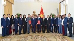 Trao quyết định điều động Quyền Giám đốc Học viện Ngoại giao và Quyền Vụ trưởng Vụ Tổ chức Cán bộ