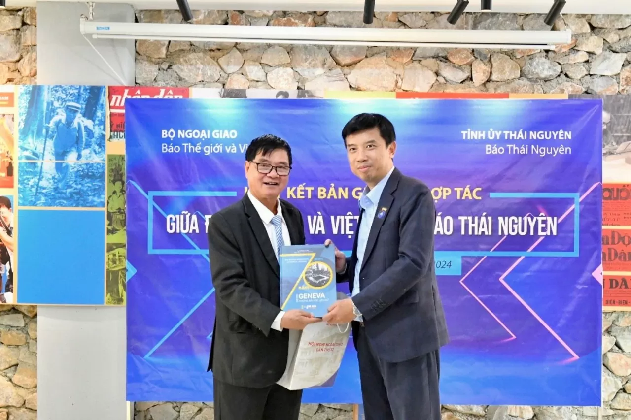 Lãnh đạo Báo Thế giới và Việt Nam trao quà lưu niệm cho đối tác. (Ảnh: Xuân Sơn) Lãnh đạo Báo Thế giới và Việt Nam trao quà lưu niệm cho đối tác. (Ảnh: Xuân Sơn)