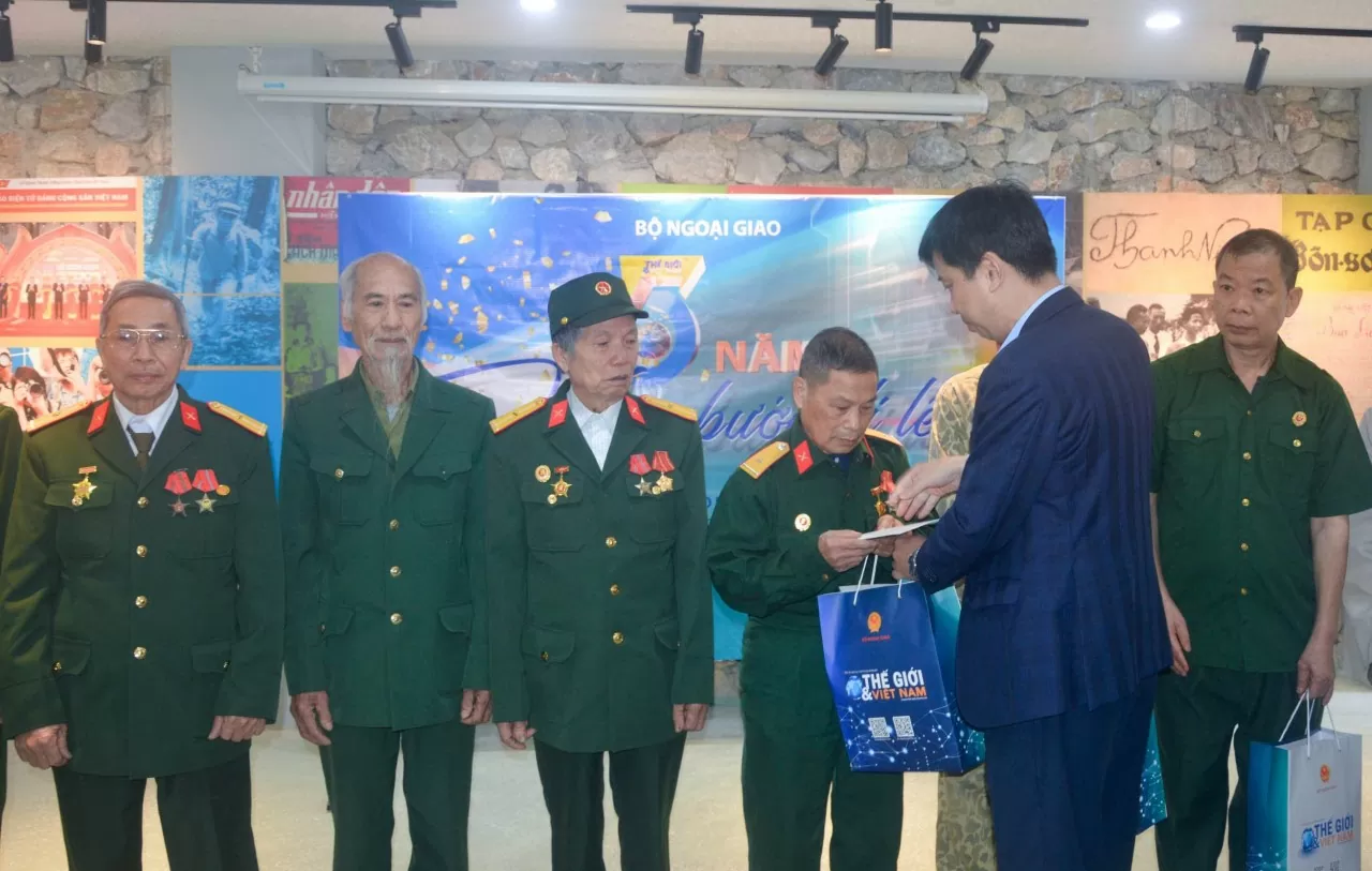 Báo Thế giới và Việt Nam giao lưu và trao quà tri ân với các cựu chiến binh tại trường dạy làm báo Huỳnh Thúc Kháng. (Ảnh: Báo TGVN) Báo Thế giới và Việt Nam giao lưu và trao quà tri ân với các cựu chiến binh tại trường dạy làm báo Huỳnh Thúc Kháng. (Ảnh: Báo TGVN)
