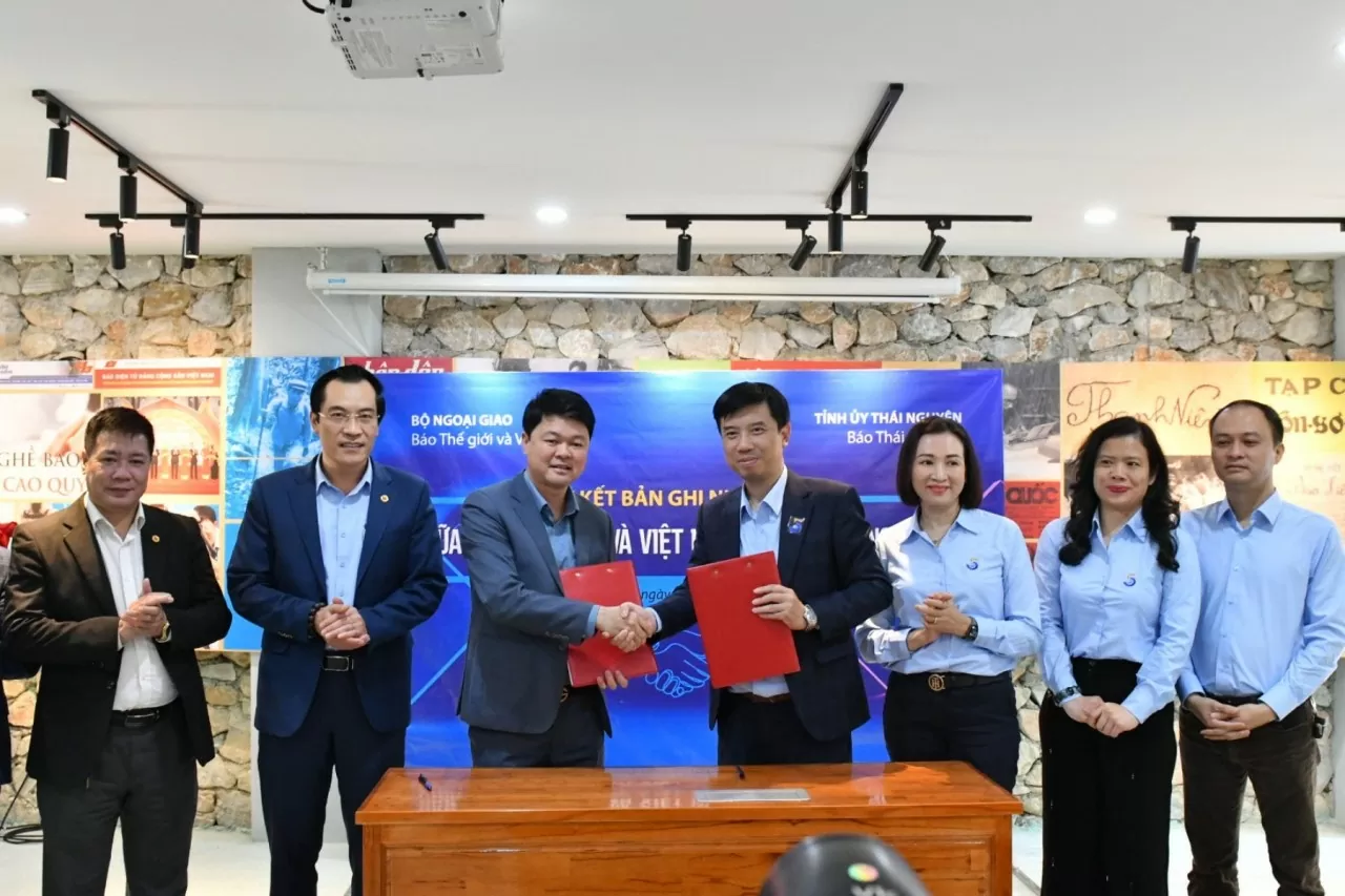 Trong khuôn khổ chuyến thăm Thái Nguyên của báo chương trình, đặc biệt phải kể tới ký MOU giữa báo TN và báo TGVN. (Ảnh: Báo TGVN) Trong khuôn khổ chuyến thăm Thái Nguyên của báo chương trình, đặc biệt phải kể tới ký MOU giữa báo TN và báo TGVN. (Ảnh: Báo TGVN)