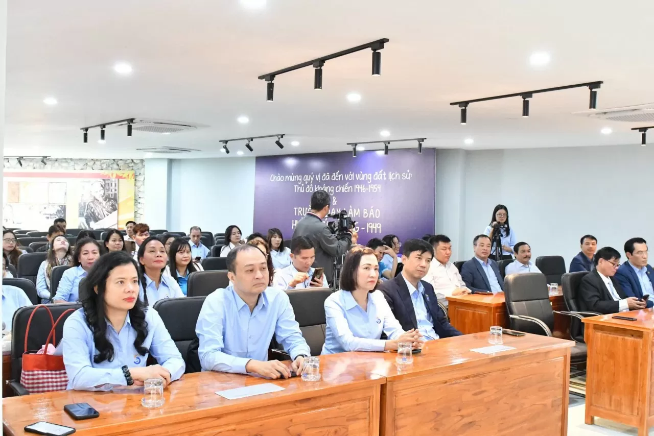 Lãnh đạo và cán bộ, phóng viên Báo Thế giới và Việt Nam và Báo Thái Nguyên trong lễ ký kết Bản ghi nhớ Hợp tác. (Ảnh: Báo TGVN) Lãnh đạo và cán bộ, phóng viên Báo Thế giới và Việt Nam và Báo Thái Nguyên trong lễ ký kết Bản ghi nhớ Hợp tác. (Ảnh: Báo TGVN)