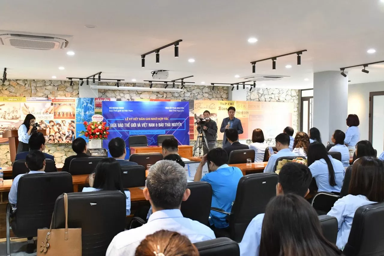 Lãnh đạo và cán bộ, phóng viên Báo Thế giới và Việt Nam và Báo Thái Nguyên trong lễ ký kết Bản ghi nhớ Hợp tác. (Ảnh: Báo TGVN) Lãnh đạo và cán bộ, phóng viên Báo Thế giới và Việt Nam và Báo Thái Nguyên trong lễ ký kết Bản ghi nhớ Hợp tác. (Ảnh: Báo TGVN)