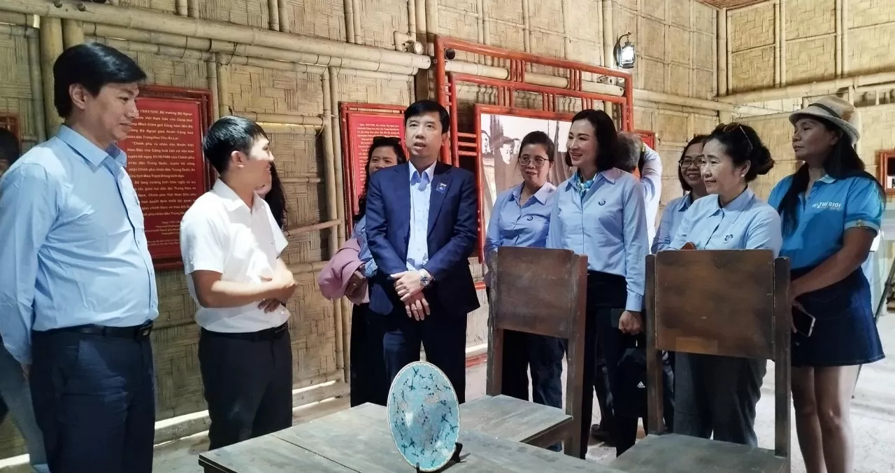 Cán bộ, phóng viên Báo Thế giới và Việt Nam lắng nghe đại diện lãnh đạo xã Tiên Hội (huyện Đại Từ) chia sẻ về sự kiện lịch sử trọng đại – lễ nhận Quốc thư đầu tiên của nước Việt Nam Dân chủ Cộng hòa. (Ảnh: Báo TGVN) Cán bộ, phóng viên Báo Thế giới và Việt Nam lắng nghe đại diện lãnh đạo xã Tiên Hội (huyện Đại Từ) chia sẻ về sự kiện lịch sử trọng đại – lễ nhận Quốc thư đầu tiên của nước Việt Nam Dân chủ Cộng hòa. (Ảnh: Báo TGVN)