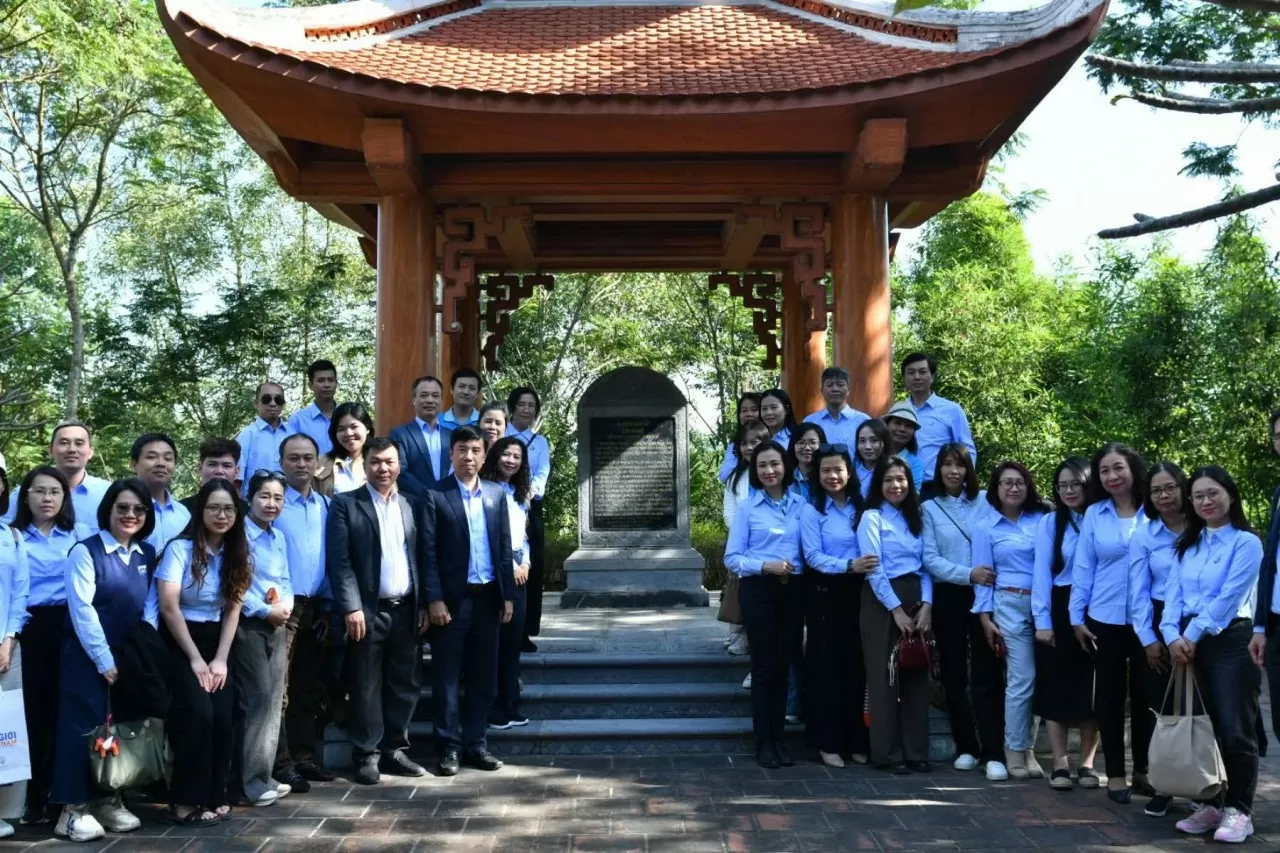 Tập thể Báo Thế giới và Việt Nam tại Khu di tích lịch sử Địa điểm lễ nhận Quốc thư đầu tiên của nước Việt Nam Dân chủ Cộng hoà tại đồi Giang, xóm Thắng Lợi, xã Tiên Hội, huyện Đại Từ. (Ảnh: Báo TGVN) Tập thể Báo Thế giới và Việt Nam tại Khu di tích lịch sử Địa điểm lễ nhận Quốc thư đầu tiên của nước Việt Nam Dân chủ Cộng hoà tại đồi Giang, xóm Thắng Lợi, xã Tiên Hội, huyện Đại Từ. (Ảnh: Báo TGVN)