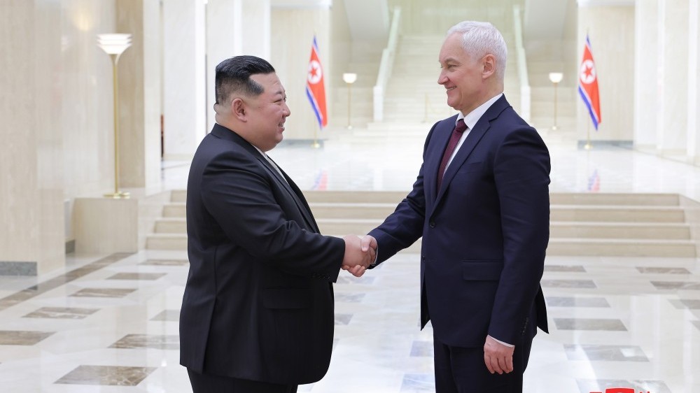 Giữa lúc phương Tây nóng như lửa đốt vì hợp tác quân sự Moscow-Bình Nhưỡng, Chủ tịch Triều Tiên gặp Bộ trưởng Quốc phòng Nga