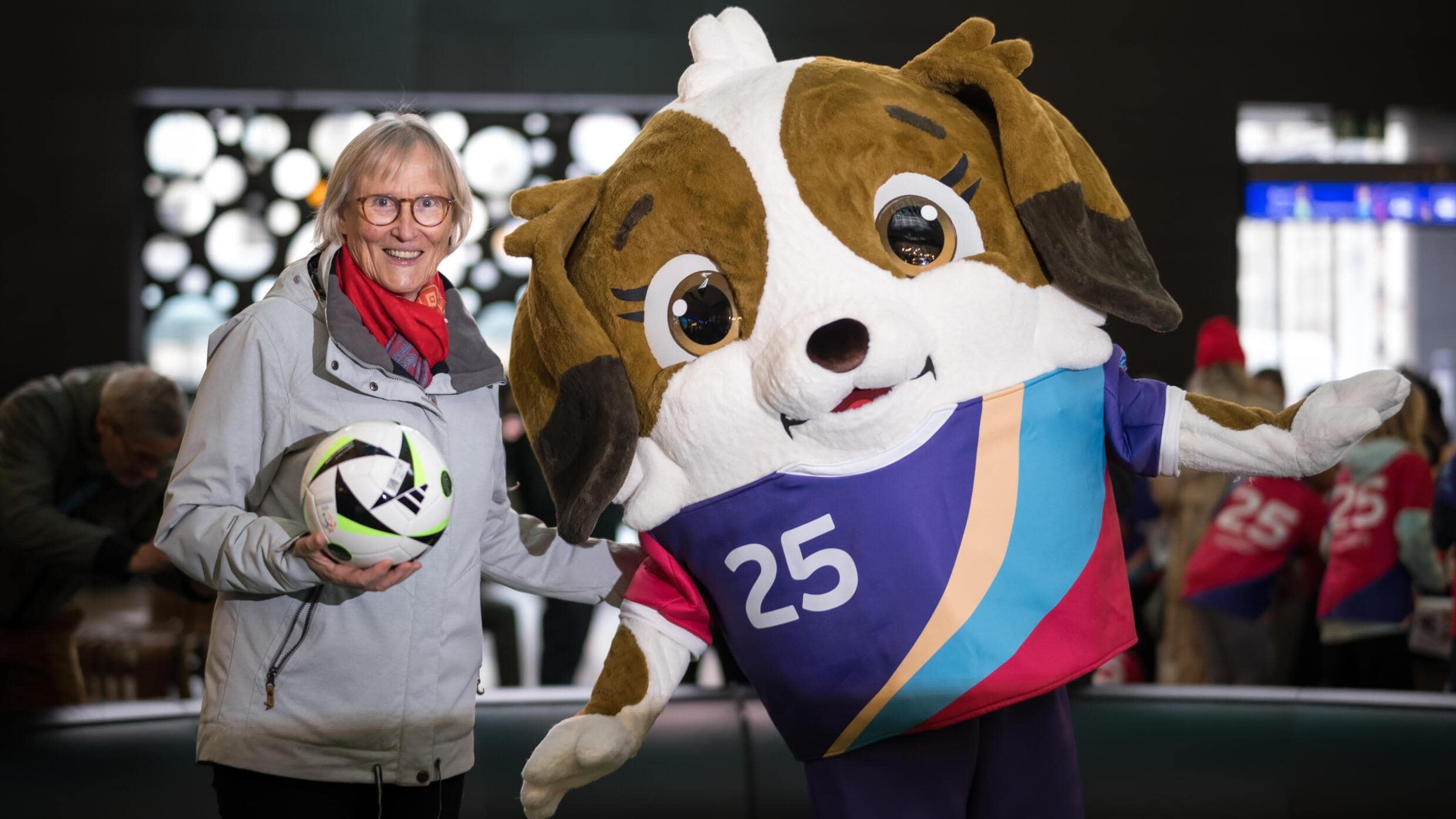 EURO 2025 'phiên bản nữ': Ra mắt linh vật là chú chó cực đáng yêu