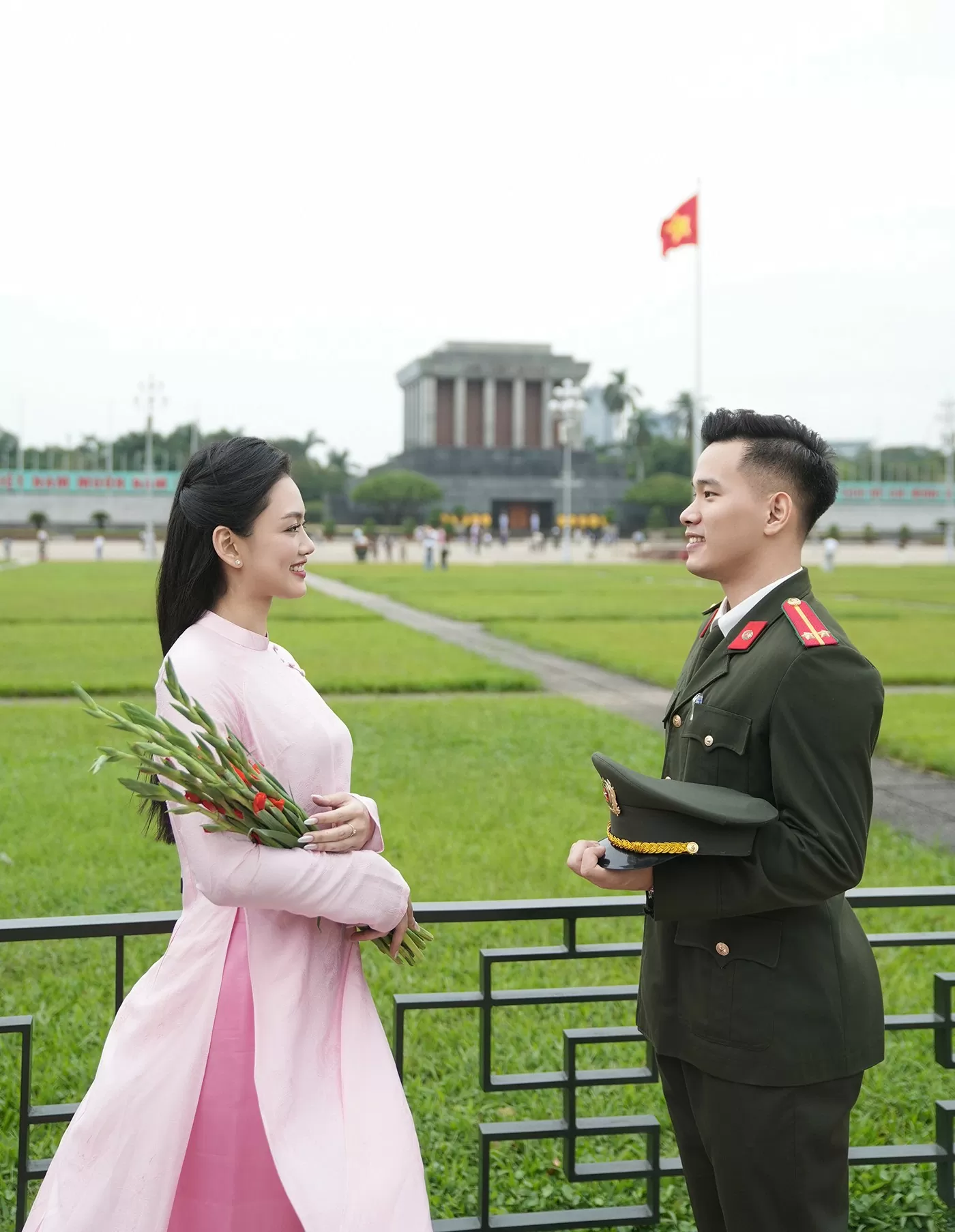 Trong bộ ảnh cưới của mình, hoa khôi bóng chuyền Nguyễn Thu Hoài và bạn trai Thái Bảo Anh gây xúc động khi cặp đôi chọn trang phục truyền thống và khung cảnh thiêng liêng của Lăng Bác. Trong bộ ảnh cưới của mình, hoa khôi bóng chuyền Nguyễn Thu Hoài và bạn trai Thái Bảo Anh gây xúc động khi cặp đôi chọn trang phục truyền thống và khung cảnh thiêng liêng của Lăng Bác.