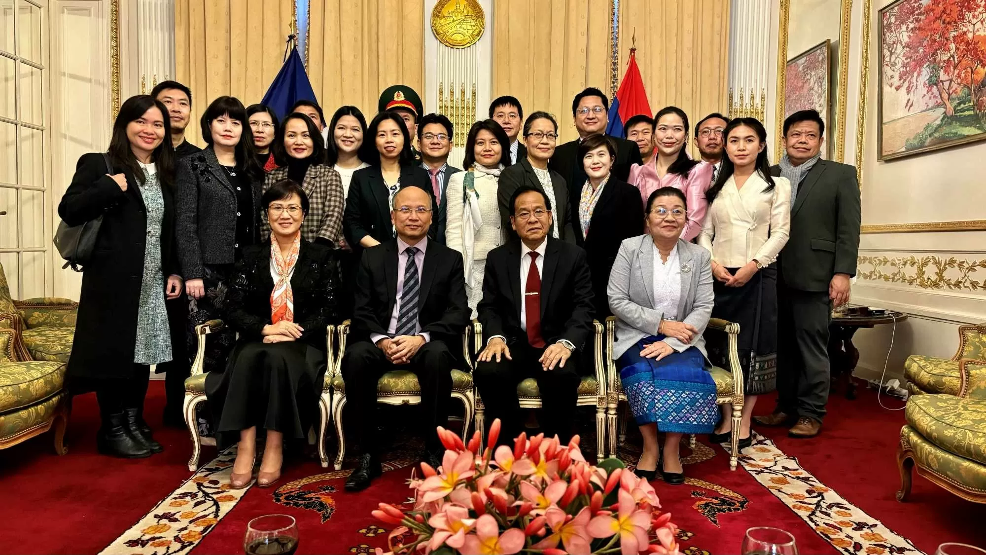 Đoàn ngoại giao hai nước Lào và Việt Nam chụp ảnh lưu niệm. Ảnh: Nguyễn Thu Hà (P/v TTXVN tại Pháp) Đoàn ngoại giao hai nước Lào và Việt Nam chụp ảnh lưu niệm. Ảnh: Nguyễn Thu Hà (P/v TTXVN tại Pháp)