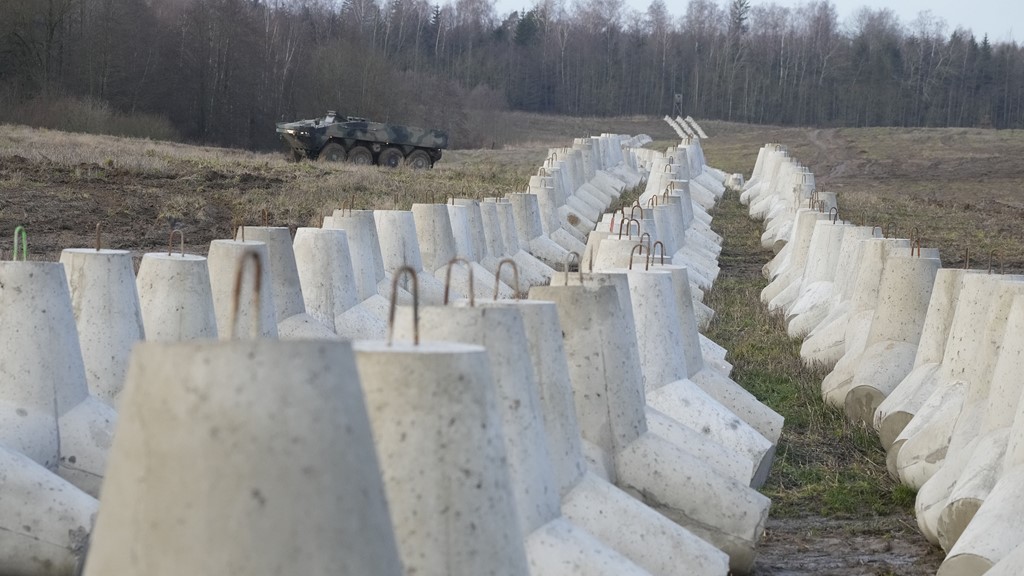 Ba Lan củng cố biên giới với Ukraine; Máy bay ném bom Nga và Trung Quốc tiến hành tuần tra chung