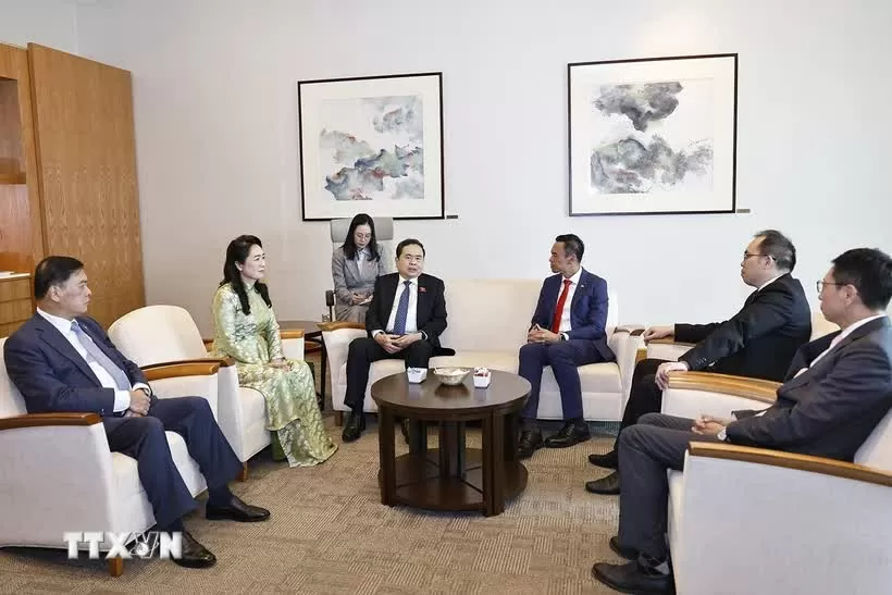 Chủ tịch Quốc hội Trần Thanh Mẫn và Phu nhân tới sân bay Changi, bắt đầu thăm chính thức Singapore Chủ tịch Quốc hội Trần Thanh Mẫn và Phu nhân tới sân bay Changi, bắt đầu thăm chính thức Singapore