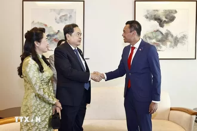 Chủ tịch Quốc hội Trần Thanh Mẫn và Phu nhân tới sân bay Changi, bắt đầu thăm chính thức Singapore Chủ tịch Quốc hội Trần Thanh Mẫn và Phu nhân tới sân bay Changi, bắt đầu thăm chính thức Singapore