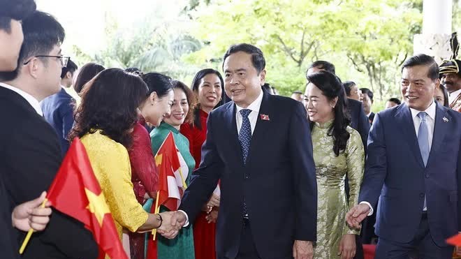 Chủ tịch Quốc hội Trần Thanh Mẫn và Phu nhân tới sân bay Changi, bắt đầu thăm chính thức Singapore